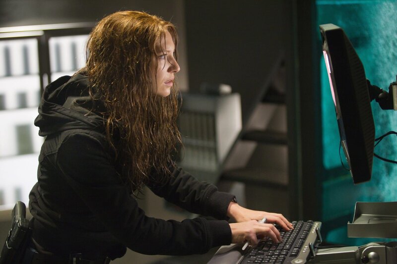 Ihre Zweifel haben sich bestätigt, sie ist nicht im richtigen Universum: Olivia (Anna Torv) … – Bild: Turner /​ Warner Bros. Entertainment Inc.