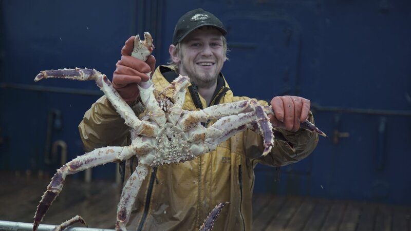 Deckhand Kenny Jensen of the Saga with Bering Sea bounty. – Bild: DMAX