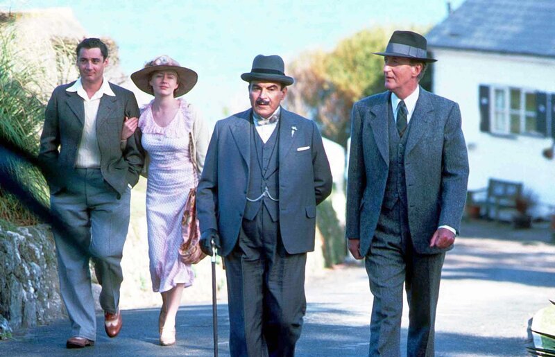 Vorne, v.li.: Hercules Poirot (David Suchet), Hastings (Hugh Fraser). – Bild: ORF