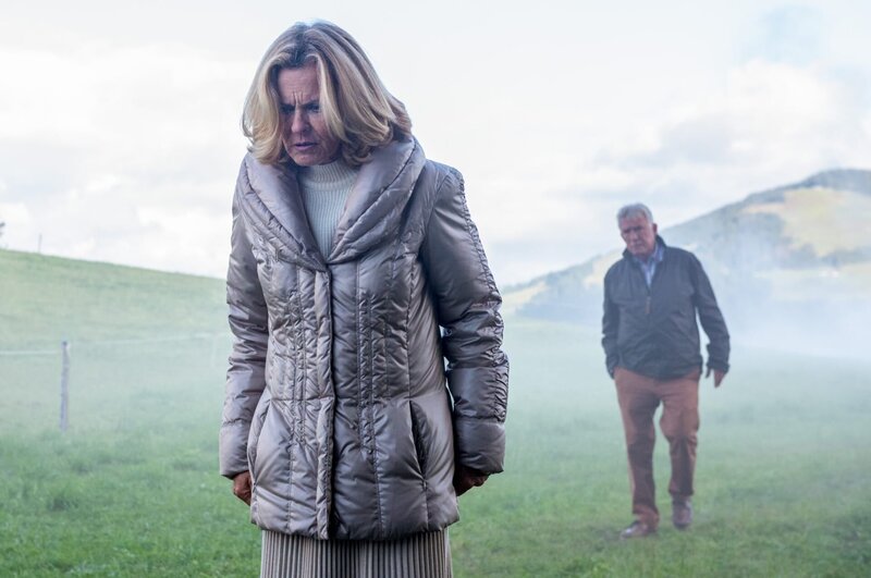 Die SOKO ermittelt in einem Fall eines toten Grundwehrdieners. Machen Gräfin Schönberg (Andrea L’Arronge) und Hannes Kofler (Heinz Marecek) willkürlich eine unerwartete Entdeckung? – Bild: ORF/​Gebhardt Productions/​Stefanie Leo