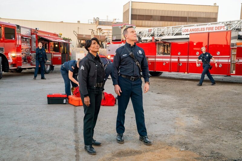 Angela Bassett (Athena Grant), Peter Krause (Bobby Nash). – Bild: ORF/​PRO7