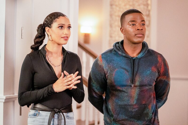 Samantha Logan (Olivia Baker), Daniel Ezra (Spencer James). – Bild: ORF/​PRO7/​Warner/​The CW/​Kevin Estrada