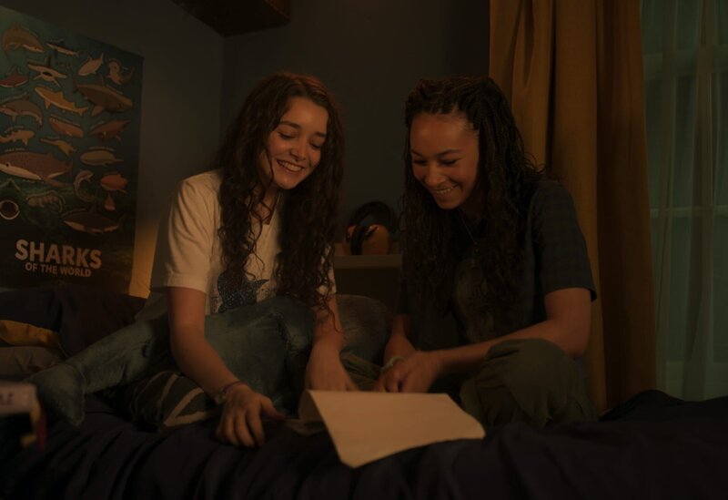 Addie (Lola Blue, l.) und Audrey (Eve Midgley) beginnen, das Manuskript von Verity Loveday zu lesen und stellen fest, dass es sich bei der Autorin womöglich um Miriam Jensen handelt. Die Geschichte erzählt von der Gründerin des Buchladens Dorothy Dangerfield. Wurden im Keller des Buchladens im Krieg feindliche militärische Codes geknackt? – Bild: ZDF und Kind Of Productions Limited