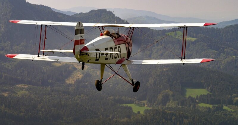 Flugzeug. – Bild: ORF/​Riha Film