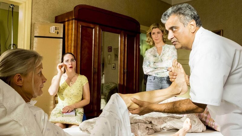 Magda (Verena Altenberger, 2.v.l.) ist besorgt: Conny (Brigitte Zeh) will Waltraud (Hedi Kriegeskotte, l.) davon überzeugen, dass ihr altes Bett nichts mehr taugt. Physiotherapeut (Sanjay Shihora) lässt sich davon nicht ablenken. – Bild: RTL /​ Gordon Muehle