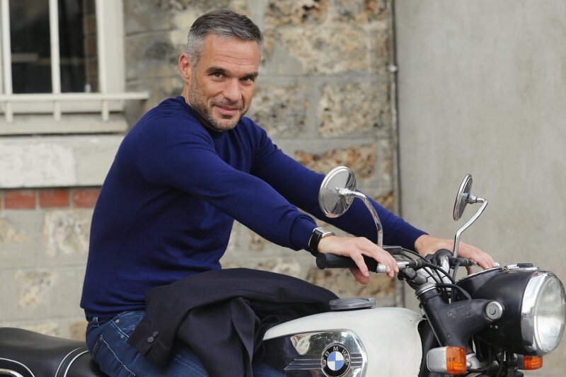 (5. Staffel) – Die Krankheit seiner Schwester nimmt Rocher (Philippe Bas) sehr mit und treibt ihn sogar dazu, einige gefährliche Entscheidungen zu treffen … – Bild: BEAUBOURG AUDIOVISUEL