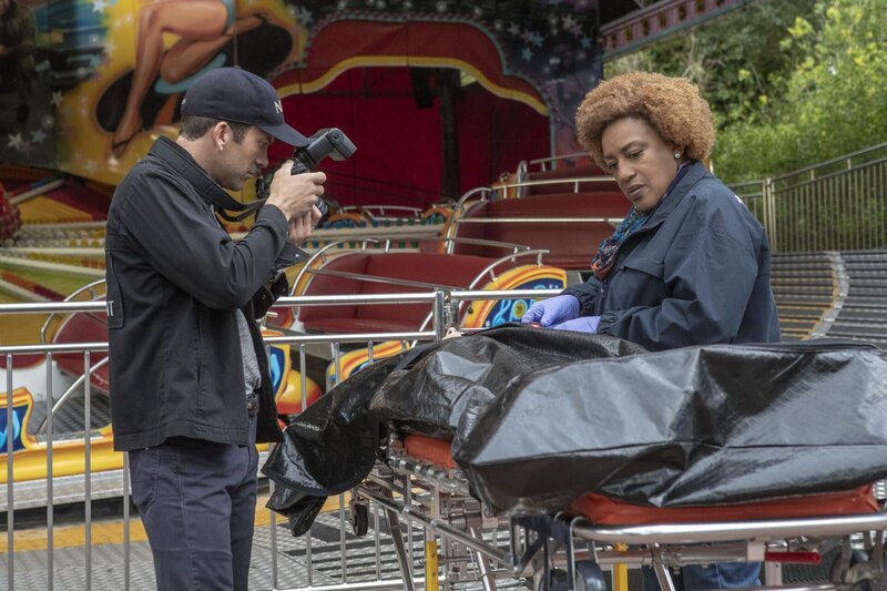 Christopher LaSalle (Lucas Black, l.); Loretta Wade (CCH Pounder, r.) – Bild: CBS Broadcasting, Inc.