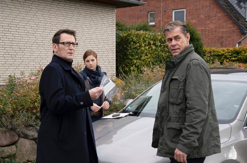 Lars (Ingo Naujoks, l.), Nina (Julia E. Lenska, M.), Finn (Sven Martinek, r.) ermitteln im aktuellen Mordfall. – Bild: WDR/​ARD/​Georges Pauly
