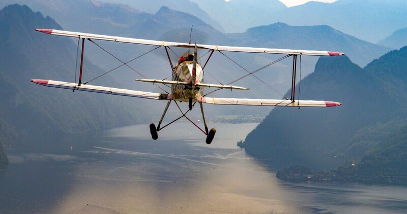 Flugzeug. – Bild: ORF/​Riha Film
