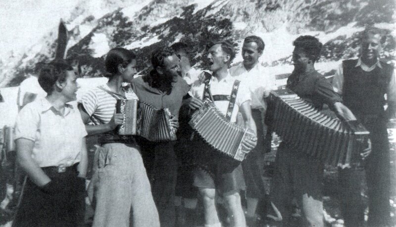 Als Hüttenwirt auf der Tauplitz. – Bild: ORF/​ORF III/​Touristischen Anlagen Hüttenberg