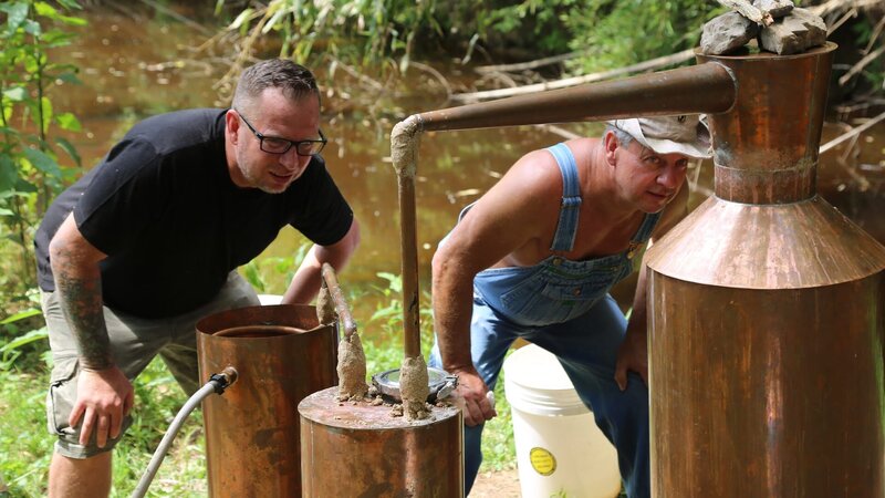 Tim Smith and Howard Thompson putting paste on the still – Bild: Warner Bros. Discovery, Inc. or its subsidiaries and affiliates