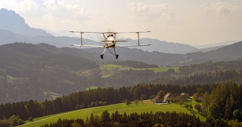 Flugzeug. – Bild: ORF/​Riha Film