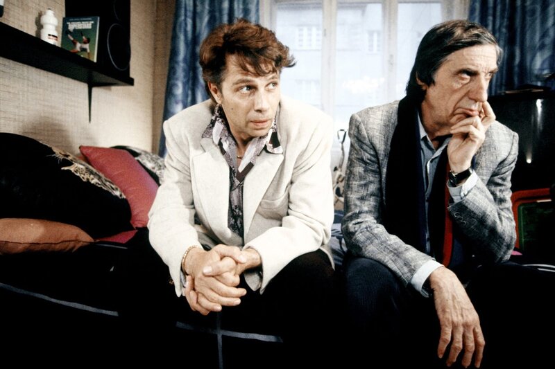 „Kaisermühlen Blues“, „Drunter und drüber.“ Lena wird überfallen und Rene rettet sie. Zwischen den beiden bahnt sich etwas an. Gitti Schimeks und Josephus’ Glück wird heftig getrübt: Skinheads schlagen ihn, der eben Arbeit als Chauffeur gefunden hat, zusammen – worauf er seine Stellung wieder verliert. Die Bezirksräte haben eine Königsidee: Kurdrnac soll ein Grätzl-Museum aufbauen.Im Bild (v.li.): Adi Hirschal (Rene Gstettner), Herbert Fux (Sebesta). – Bild: ORF/​MR Film/​Contessina Bauer