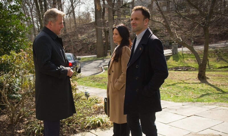 Als zwei Männer ermordet werden, zieht Captain Gregson (Aidan Quinn, l.) Holmes (Jonny Lee Miller, r.) und Watson (Lucy Liu, M.) zu dem Fall hinzu. Die finden bald heraus, dass diese Männer selbst einen Mord inszenieren wollten … – Bild: ProSiebenSat.1 Media SE /​ Jeff Neira
