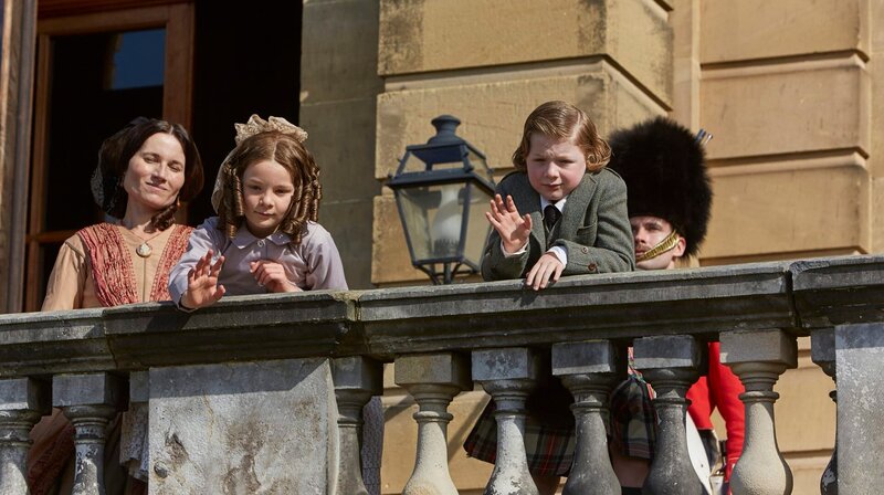 v. l. n. r.: Prinzessin Feodora (Kate Fleetwood), Prinzessin Vicky (Louisa Bay) und Prinz Bertie (Laurie Shepherd) – Bild: Mammoth Screen Limited 2017/​ITV