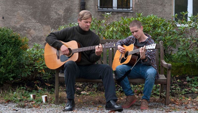 Christoph (Henning Baum) und sein Sohn Paul (Jordan E. Dwyer) finden in der Musik stets einen Weg, Konflikte zu erleichtern – Bild: ARD Degeto/Pjotr Pietrus Christoph (Henning Baum) und sein Sohn Paul (Jordan E. Dwyer) finden in der Musik stets einen Weg, Konflikte zu erleichtern – Bild: ARD Degeto/Pjotr Pietrus