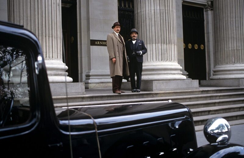 „Agatha Christie’s Poirot“, „Himmel und Hölle.“ Niemand geht gerne zum Zahnarzt, aber ihn deshalb gleich umbringen? Oder war es doch ein Selbstmord, weil der Arzt seinem letzten Patienten eine Überdosis Procain in Kombination mit Adrenalin gespritzt hat? Und dann gibt es da ja noch Mr. Alastair Blunt, einen mächtigen Bankier, nach dessen Leben linke und rechte Extremisten trachten. Chief Inspector Japp tappt im Dunkeln und auch Hercule Poirot muss seine kleinen grauen Zellen mächtig anstrengen, um auf die Lösung zu kommen.Im Bild (v.li.): Philip Jackson (Chief-Inspector Japp), David Suchet (Hercule Poirot). – Bild: ORF/​ITV Studios Global Entertainment