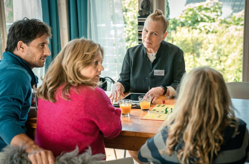 Maren Kroymann unterzieht in der neuen Folge eine Familie einer ganz besonderen Probe (v. L. n. R.: Oliver Mommsen, Nina Weniger, Maren Kroymann, Jonah Splettstößer). – Bild: HR/​Radio Bremen/​btf Produktion/​Daniel Milz