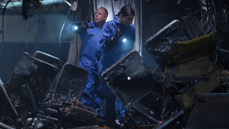 Bei der Landung eines taiwanesischen Linienflugs erschüttert plötzlich eine Explosion das Flugzeug und ein großes Feuer flammt auf. Das Flugzeug ist völlig verkohlt. – Bild: Cineflix /​ WeltN24 GmbH
