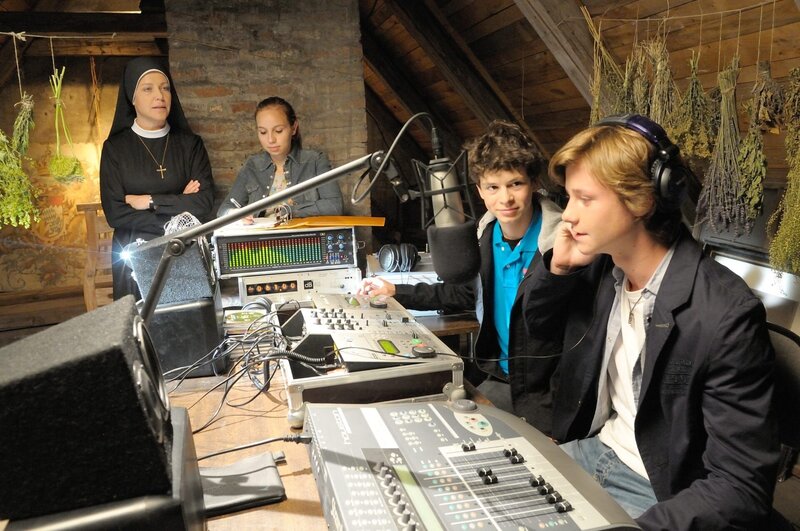 Die Kids sind begeistert von ihrem neuen Sender und den Kräutern (v.li.: Janina Hartwig, Laura Borlein, Timmy Raschdorf, Alessandro Sommer). – Bild: ORF/​Kineos/​Jacqueline Krause-Burberg