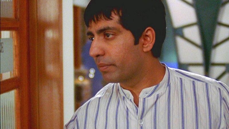 Bug (Ravi Kapoor) gerät in einen heftigen Gewissenskonflikt: Er soll eine Obduktion gegen den Willen der Witwe durchführen. – Bild: TVNOW /​ NBC Universal