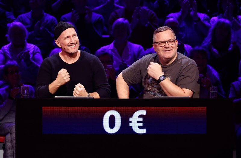 Rateteam-Kapitän Elton (r.) mit Schauspieler Benno Fürmann (l.). – Bild: ARD/​Morris Mac Matzen