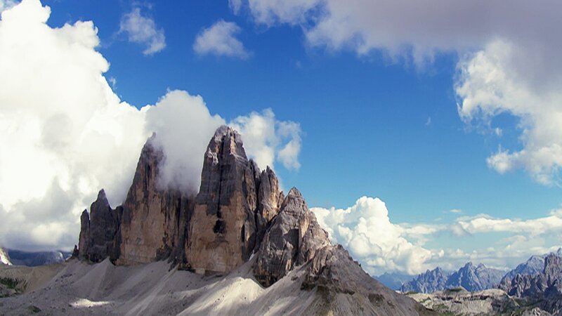 Vor rund 200 Millionen Jahren waren die Dolomiten, hier die Drei Zinnen, noch Korallenriffe. Die Felslandschaft wurde 2009 ins UNESCO Weltnaturerbe aufgenommen. – Bild: Bergblick