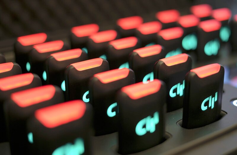 Die sogenannten Audas sind elektronische Ton-Empfangsgeräte, die mit einer Weste am Körper getragen werden. – Bild: MDR/​Sascha Kiesewetter