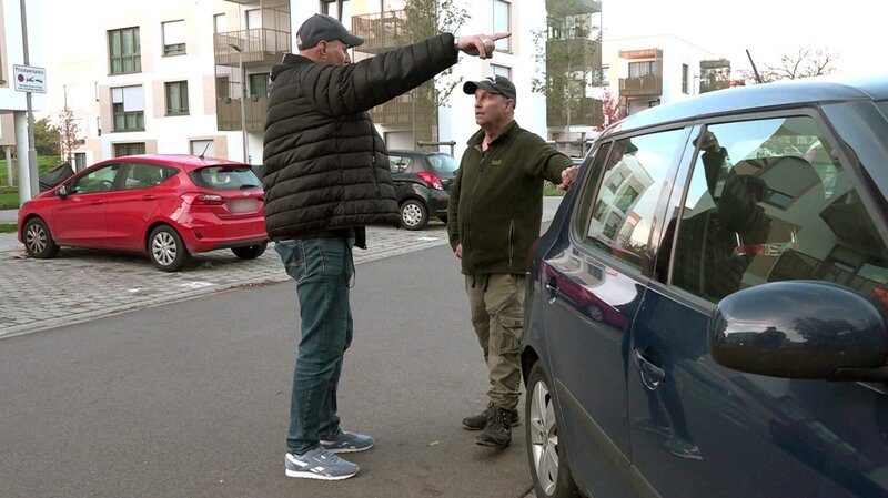 Ein Auffahrunfall, den Michael (re.) beim Ausparken hatte, hat glücklicherweise nur die zwei involvierten Fahrzeuge beschädigt. Da beide Fahrer rückwärtsgefahren sind, ist die Schuldfrage noch zu klären. Nachbar Elvis rät, alles gut zu dokumentieren. – Bild: RTLZWEI