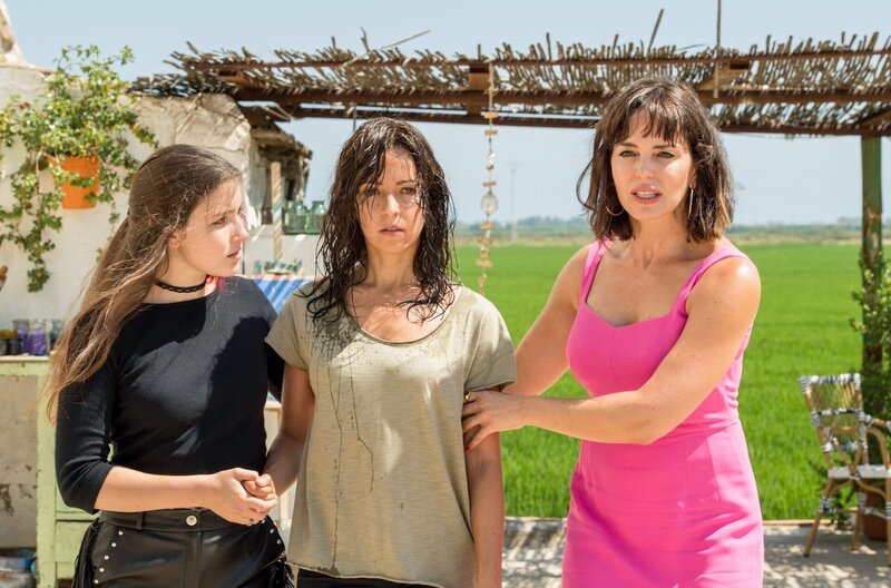 Alejandra kann den cermeintlichen Selbstmorg ihres Ehemannes nicht verkraften und verfällt in eine schwere Depression. Weder ihre Mutter noch ihre Freundin Katja und deren Tochter Ada können ihr wirklich helfen. V.l.n.r.: Ada (Judit Ampudia), Alejandra (Verónica Sánchez) und Katia (Marta Milans). – Bild: ORF/​Beta Film/​Moviestar/​MARIA HERAS