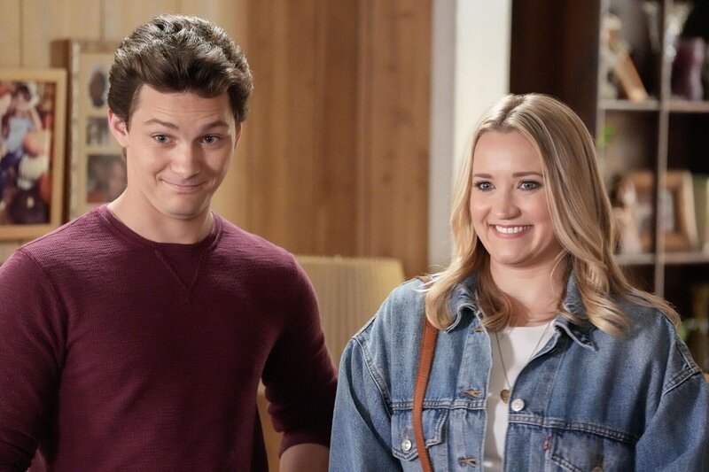 Georgie Cooper (Montana Jordan, l.); Mandy McAllister (Emily Osment, r.) – Bild: 2023 Warner Bros. Entertainment Inc. Lizenzbild frei