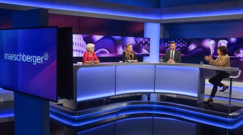 Zu Gast bei Moderatorin Sandra Maischberger (re.): v.l.n.r. Ulrike Herrmann (Wirtschaftskorrespondentin der taz), Nena Brockhaus (Autorin und Journalistin) und Florian Schroeder (Kabarettist und Autor). – Bild: WDR/​Oliver Ziebe