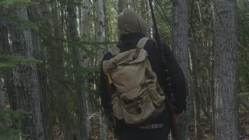 Verdächtiger versteckt sich in den Wäldern Alaskas – Bild: Glass Entertainment Group