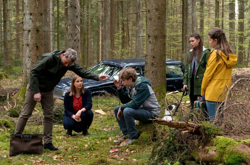 Philipp (Heikko Deutschmann, li.) behandelt Tims (Noah Boehm, mi.) Wunde. Helena (Julia Jäger, 2.vo.li.), Leo (Phillis Lara Lau, 2.vo.li.) und Lucy (Paulina Schnurrer, re.) sind besorgt. – Bild: ARD/​Maria Wiesler