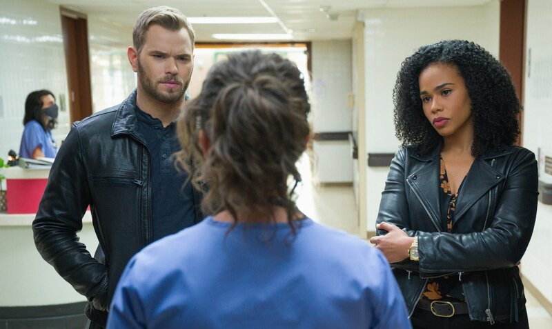 Kenny Crosby (Kellan Lutz, l.); Sheryll Barnes (Roxy Sternberg, r.) – Bild: 2020 CBS Broadcasting Inc. All Rights Reserved. /​ Mark Schafer Lizenzbild frei