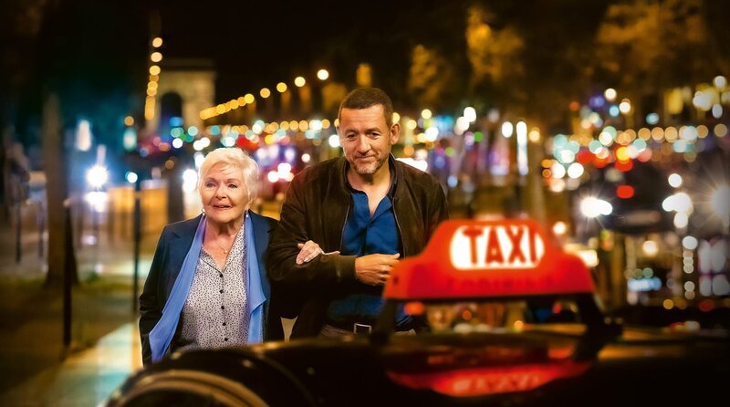 l-r: Line Renaud als Madeleine, Dany Boon als Charles – Bild: 2022 Hirondelle Productions/Pathé Films/TF1 Films Productions/Artémis Productions/Jean-Claude Lother l-r: Line Renaud als Madeleine, Dany Boon als Charles – Bild: 2022 Hirondelle Productions/Pathé Films/TF1 Films Productions/Artémis Productions/Jean-Claude Lother