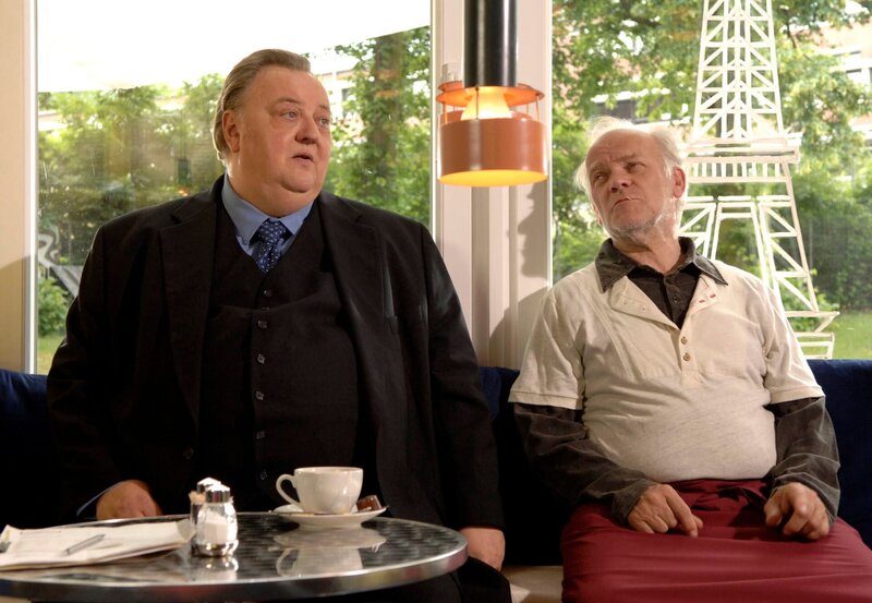 ARD DER DICKE II. Staffel (13 neue Folgen), Folge 16 „Große Pläne“, am Dienstag (25.09.07) um 20:15 Uhr im Ersten. Bei einem Kaffee im Croque erzählt Gregor Ehrenberg (Dieter Pfaff, l.) Norbert Merker (Peter Franke, r.), dass er mit seiner Ex-Frau zusammenzieht. – Bild: NDR/​ARD/​Nicole Manthey