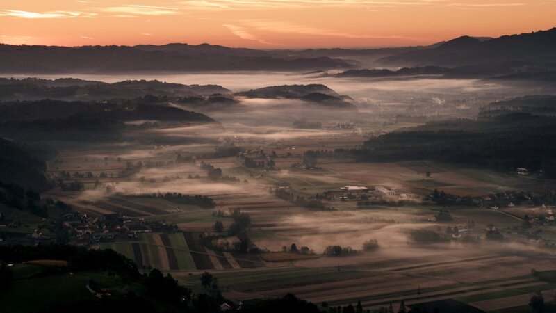 Morgennebel Südsteirmark westlich St. Johann im Saggautal. – Bild: ORF/​Riha Film