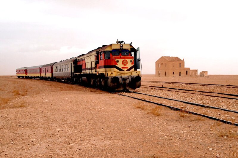 Der Wüstenexpress, von einer Diesellok gezogen durchstreift er auf einsamen Schienensträngen die unberührte Landschaft entlang der algerischen Grenze. – Bild: SWR/​Andreas Stirl