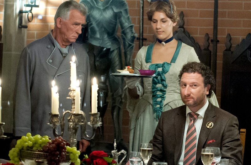 „Soko Kitzbühel“, „Feine Gesellschaft.“ Sehr zum Ärger von Graf Hubertus von Sachsenau veranstaltet der Geschäftsmann Jean Paul Breuer ein Event der Sonderklasse auf dessen Familienresidenz: Eine kulinarische Zeitreise ins Barock, gekocht von Hannes Kofler für vier Gäste, einen Butler und einen Security-Mann – eine illustre Gesellschaft, bereit, ein besonderes Wochenende zu genießen. Doch schon in der ersten Nacht klingelt bei der SOKO das Telefon: Der Organisator wurde erschossen, es gibt einen Verletzten und der Butler ist weg. Was ist passiert? Ist Breuer das Opfer des verärgerten Schlossbesitzers geworden? Oder ist er Einbrechern in die Quere gekommen? Oder hatte es gar einer der Gäste auf ihn abgesehen? Fragen, die durch die Leiche des Butlers im Pool nicht einfacher werden.Im Bild (v.li.): Heinz Marecek (Hannes Kofler), Stefan Wilkening (Jean Paul Breuer). – Bild: ORF/​BEO-Film/​Stefanie Leo