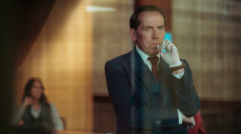 Professor Tempest (Ben Miller) berät die Greater Cambridge Police bei der Aufklärung schwerer Verbrechen. – Bild: WDR/​Eagle Eye Drama/​Sofie Gheysens