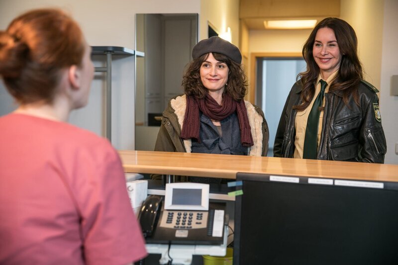 Sabine Kaiser (Katharina Müller-Elmau, r.) begleitet Elke Becker (Anastasia Papadopoulou, m.) zum Frauenarzt. – Bild: Leonine /​ Chris Hirschhäuser /​ WWW.CHRIS-HIRSCHHAEUSER.COM