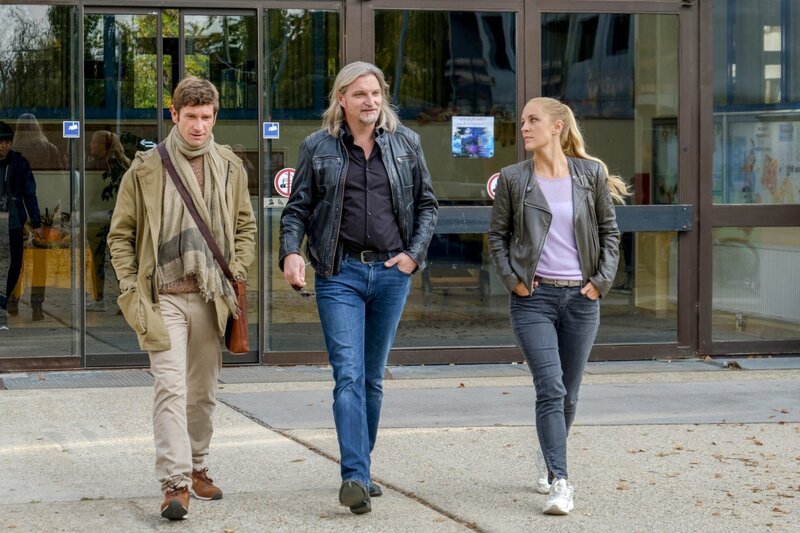 Klaus, Carl und Penny verlassen das Sportinternat. Von links: Bezirksinspektor Klaus Lechner (Andreas Kiendl), Major Carl Ribarski (Stefan Jürgens) und Gruppeninspektorin Penny Lanz (Lilian Klebow). – Bild: ORF/​Satel Film/​Petro Domenigg