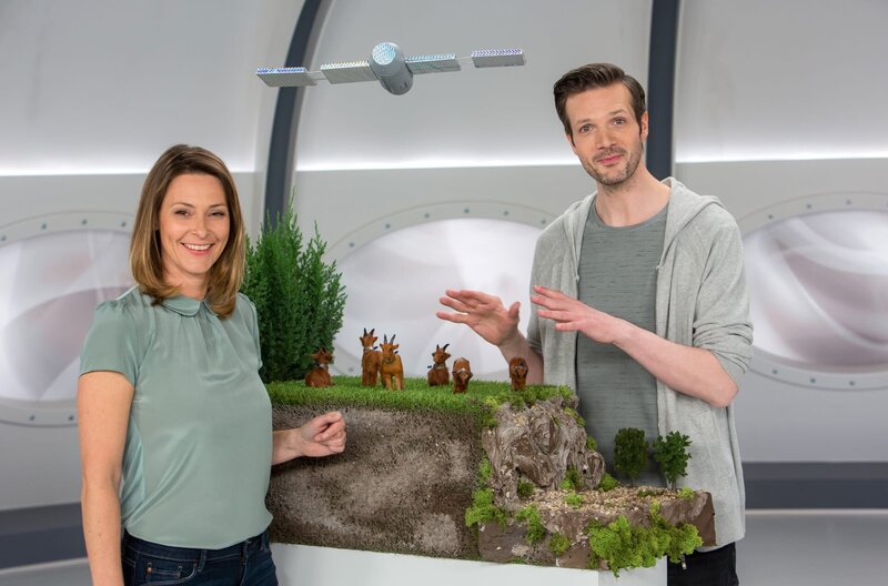 In ein paar Jahren könnte uns der Himmel auf den Kopf fallen – und zwar durch Abstürze von Weltraumschrott. Seit Beginn der Raumfahrt hat sich so einiges an Müll im Weltall angesammelt – und der muss dringend entsorgt werden. Wie das funktionieren könnte, erklären Anja Reschke (l.) und Adrian Pflug (r.) in „Wissen vor acht – Zukunft“. – Bild: ARD/​Michael Boehme