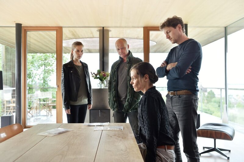 v.li.: Nora Waldstätten (Hannah Zeiler), Matthias Koeberlin (Micha Oberländer), Katharina Lorenz (Mia Burgstaller), Thomas Unger (Albert Hauer). – Bild: ORF/​Graf Film/​Patrick Pfeiffer