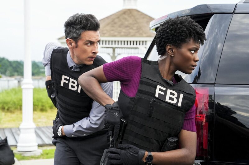 Special Agent Stuart Scola (John Boyd, l.); Special Agent Tiffany Wallace (Katherine Renee Kane, r.) – Bild: 2022 CBS Broadcasting Inc. All Rights Reserved. /​ David M. Russell Lizenzbild frei