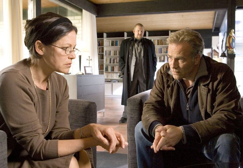 Lene Brüggmann (Angela Roy) kann den Kommissaren Max Ballauf (Klaus J. Behrendt) und Freddy Schenk (Dietmar Bär) keine Erklärung liefern für den Tod ihres Mannes. – Bild: WDR/​Michael Böhme