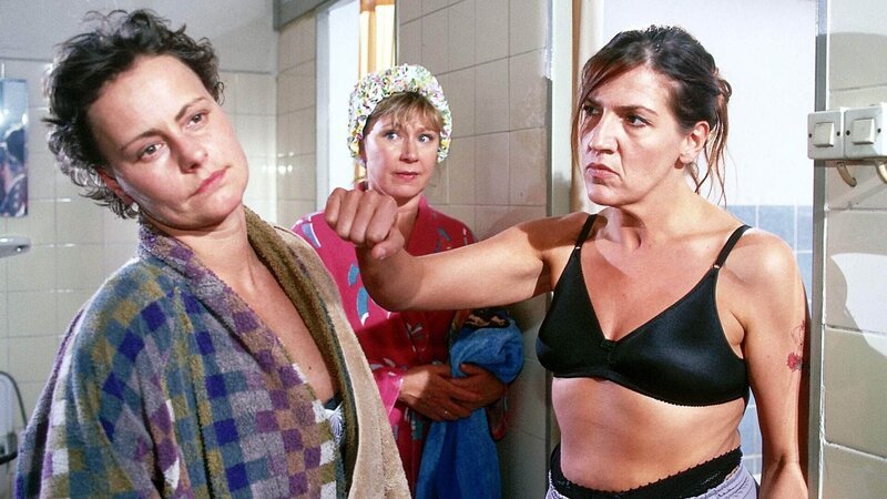 Walter (Katy Karrenbauer, re.) hat genug von Melanies (Sigrid M. Schnückel) Provokationen und schlägt sie nieder (hi. Christiane Reiff). – Bild: RTL