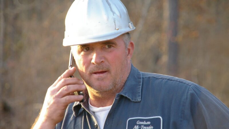 Bobby Goodson erhält Nachrichten am Telefon. – Bild: Terry Pratt /​ Discovery Channel