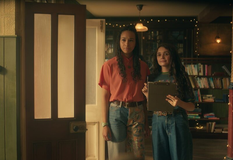 Audrey (Eve Midgley, l.) und Addie (Lola Blue) recherchieren nach einem guten Ereignis aus Junipers Vergangenheit. Das soll das Thema für das Gemeindefest werden, das als Ersatz für das Gründerfest stattfinden soll. – Bild: ZDF und Kind Of Productions Limited